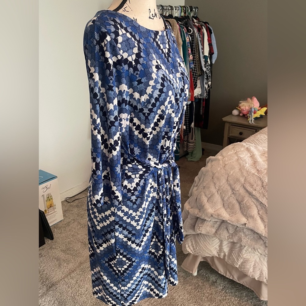 Sandra Darren- Blue Chevron Print Women's Dress
In size 10 - Picture 6 of 9